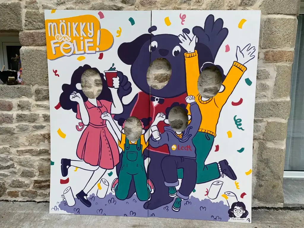 Réalisation d'un passe-tête pour une association, peinture acrylique sur bois de récupération peint et illustrée par Eloise Mokhtari.